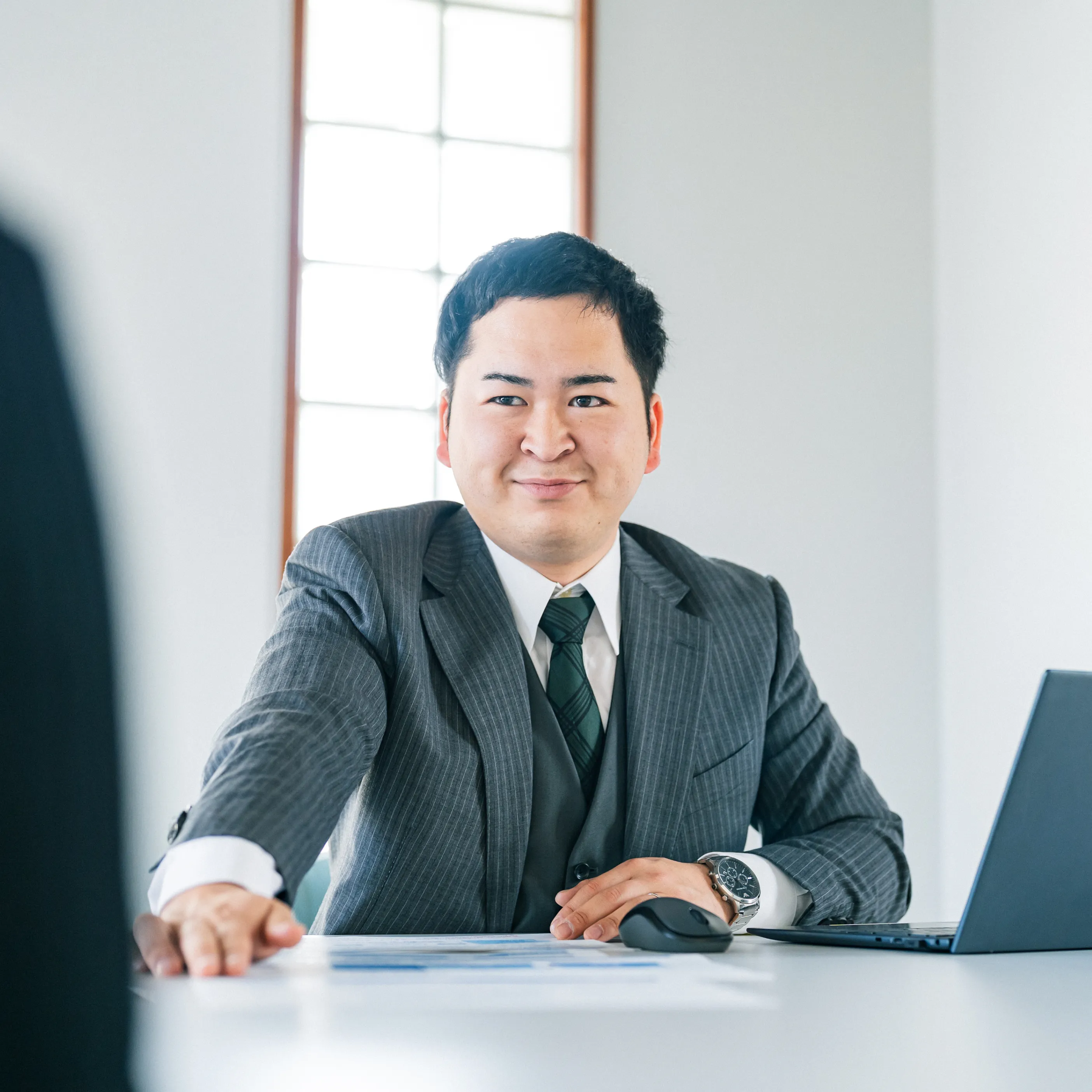 トラックと作業員