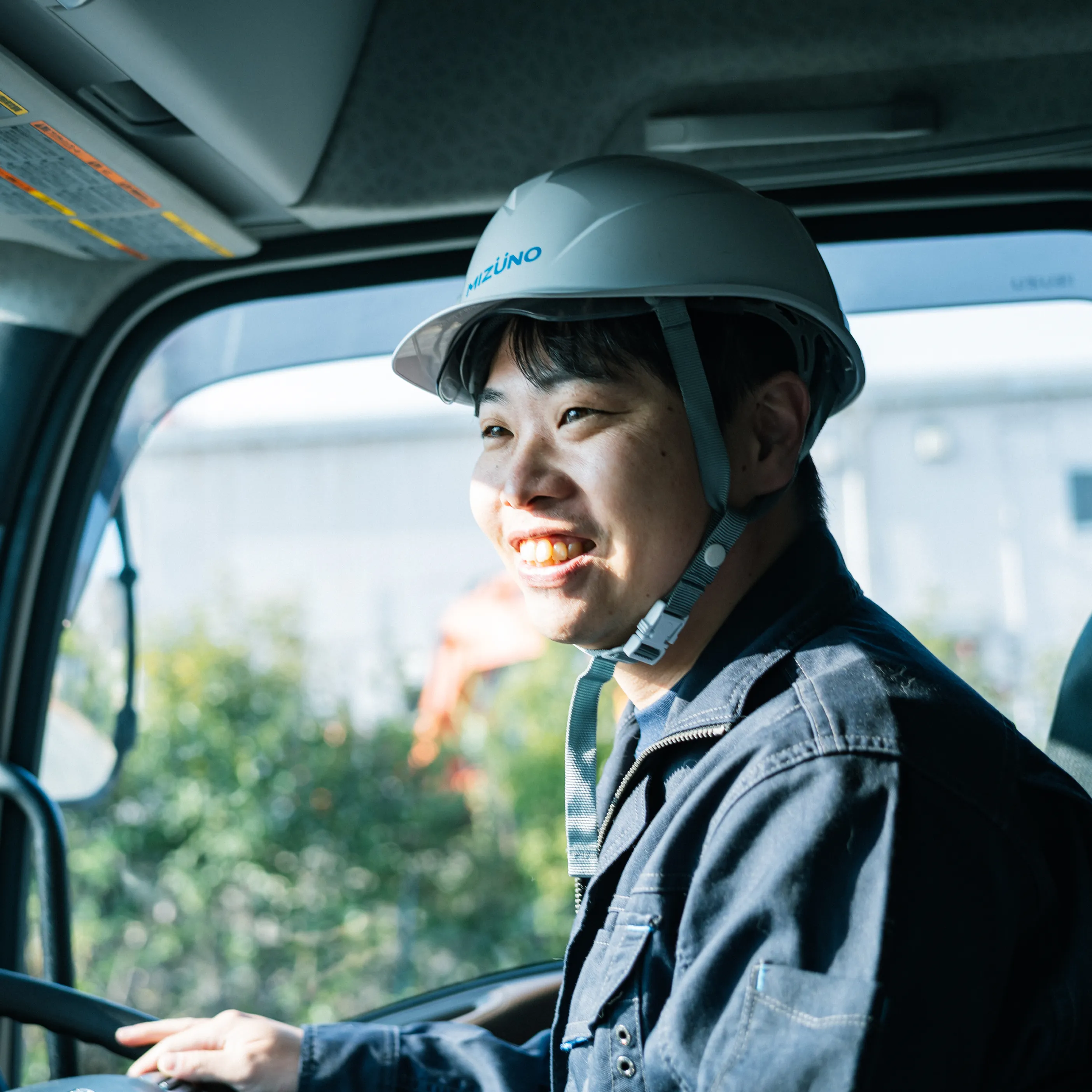 トラックを運転する女性社員