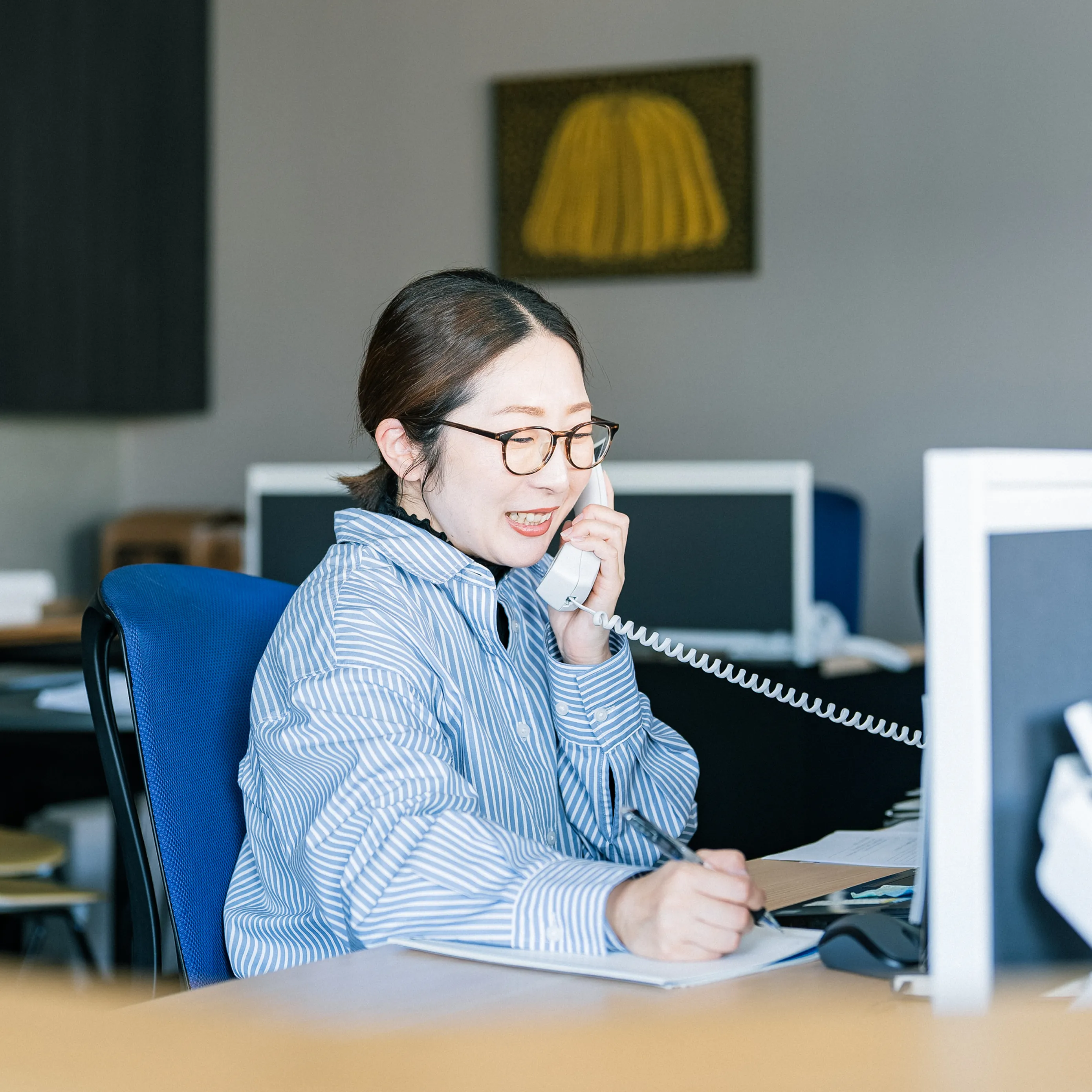 書類を確認する作業員
